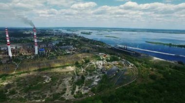 Üretim binalar ve yapılar ile ağır sanayi bölgesi. Termik santral yakın göl gün hava, yatay. Endüstriyel fabrika mimarisi