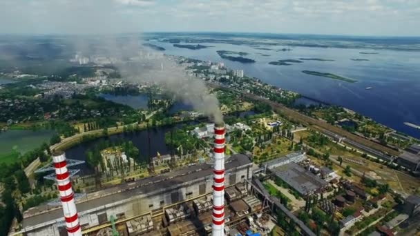 Termoelektrisk kraftverk med rök skorstenar. Aerial landskap — Stockvideo