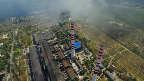 Tovární čtvrť s komíny. Letecká dron pohled průmyslová zóna — Stock video