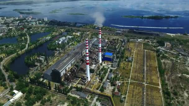 Petrochemische fabriek met schoorstenen. Luchtfoto landschap van zware industrie — Stockvideo