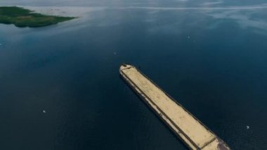 Mavna kum ile River'da terkedilmiş. Havadan görünümü eski mavna tekne yüzen