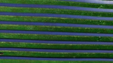 Temiz yenilenebilir enerji üreten güneş çiftliği. Güneş panelleri hava manzara