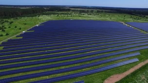 태양에서 신 재생 에너지를 생산 하는 태양 에너지 농장. 태양 전지 패널 공중 보기 — 비디오