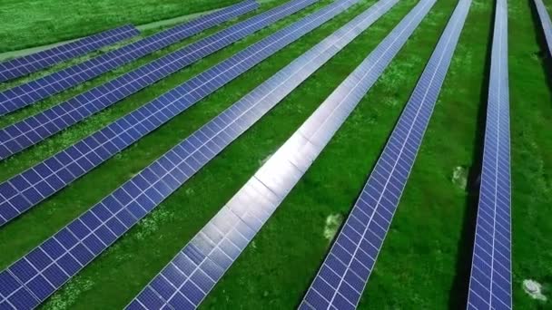 Módulos fotovoltaicos en estación solar. Vista aérea de las células solares — Vídeo de stock