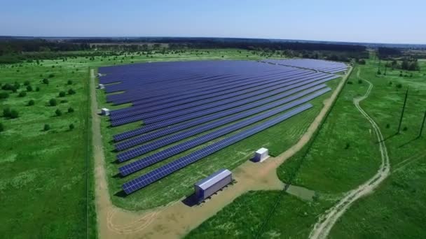 Granja de energía de células solares en el paisaje rural. Antena de la central eléctrica ecológica — Vídeos de Stock