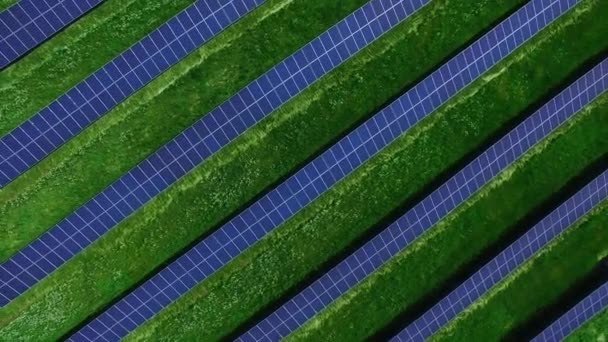 Solární panely na energetické hospodářství venkovské krajiny. Letecký pohled na rovných řad fotovoltaických panelů na zelené louce. Moderní solární stanice infrastruktura. Zelená energetika inovací