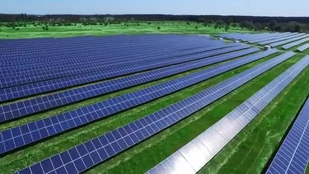 saubere Energieerzeugung mit Solarpark. Luftaufnahme des Solarenergiefeldes