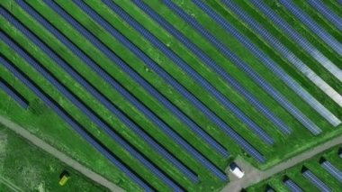 Güneş hücreleri için yenilenebilir enerji ile hava manzara. Ekoloji elektrik sanayi