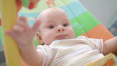 Küçük bebek yüz. Şirin bebek renkli mat yalan yakın çekim