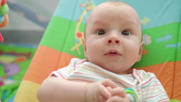 Cara de bebé surpresa. Emoção infantil. Fechar a cara engraçada do bebê — Vídeo de Stock