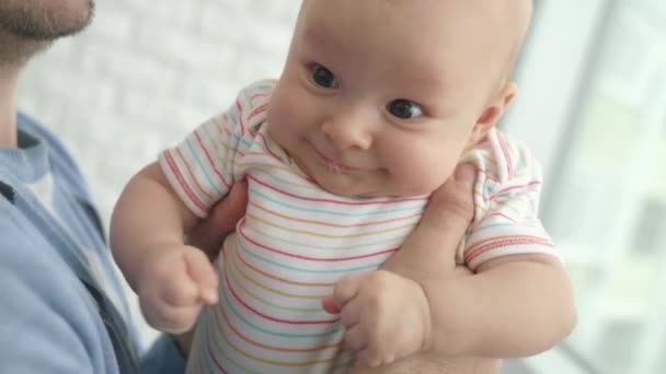 Adorable bebé en manos masculinas. Primer plano del padre mano sosteniendo hijo — Vídeos de Stock