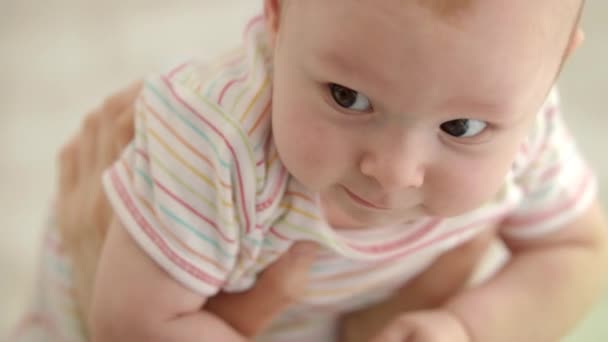 Niedliches Babygesicht. Nahaufnahme lustiger Baby-Emotionen. Porträt eines glücklichen Kindergesichts — Stockvideo