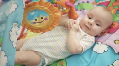Neşeli bebek renkli mat yalan. Mat geliştirilmesi üzerinde oynarken mutlu bebek