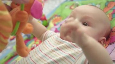 Oynak bebek gelişim mindere gülümseyerek. Mutlu Bebek portresi