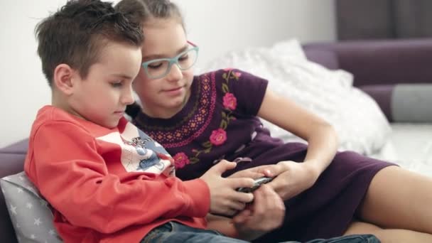 Kind Strijd Voor Video Game Thuis Jongen Meisje Mobiele Telefoon — Stockvideo