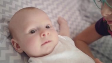 Bebek öpüşme kız kardeşi. Yeni doğan bebek öpüşme kız kapatın. Kardeş öpücük kardeşim