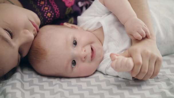 Jonge vrouw omarmen baby. Portret van zoete baby in zus omarmen — Stockvideo