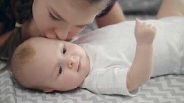 Kardeş çok güzel kardeşim öp. Kız güzel öpücük bebek çocuk yüzünü kapat