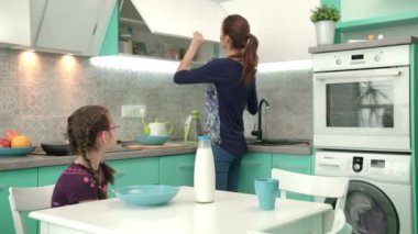 Yemek kahvaltı kızı için anne. Annesi sabah çocuk için gıda hazırlama