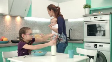 Mısır gevreği kahvaltı ile çocuk anne ve bebek kız. Aile kahvaltı saati
