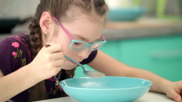 Affamato faccia ragazza mangiare corn flakes con latte. Gustoso pasto del mattino — Video Stock