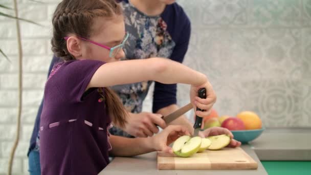 Mother Learning Daughter Use Knife Mom Child Cutting Apple Slice — Stock video