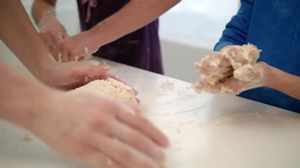 Madre cocinando a mano con niños. Mamá cocinando con niños. Manos de masa en la cocina — Vídeo de stock