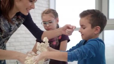 Anne oğlu burun un ile dokunaklı. İn yakın güzel çocuklarımız eğlenceli mutfak