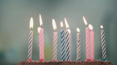 Doğum günü pastası yanan mumlar. Tatlı tatlı parti için. Doğum günü mumları