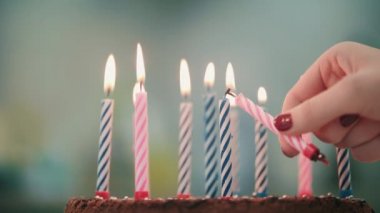 Kadın mum alevi Doğum günü pastası elini. Yanan muma Doğum günü pasta