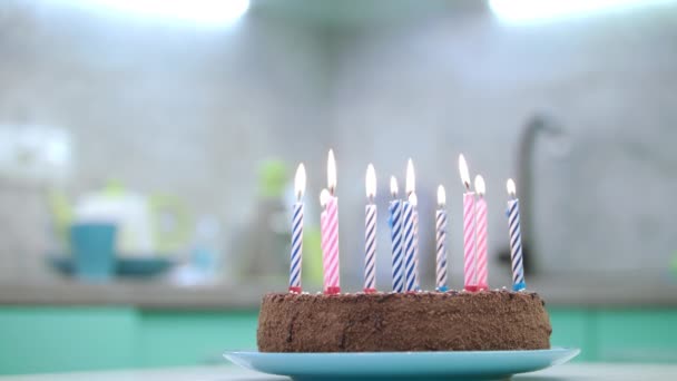 Gâteau d'anniversaire avec des bougies flamme sur la cuisine. Dessert d'anniversaire avec des bougies — Video