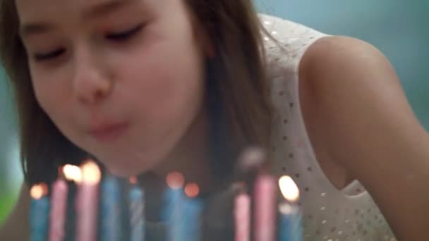 Menina soprando velas no bolo de festa. Crianças aniversário celebração tradição — Vídeo de Stock
