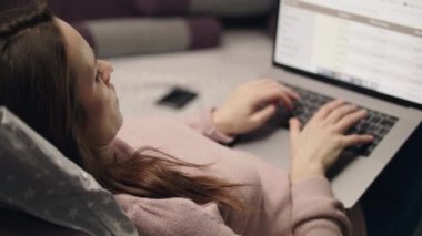 İş kadını evde bilgisayar ekranında internet tarama