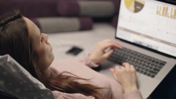 Επιχειρήσεων γυναίκα βιαστικά την έκθεση δεδομένων στην οθόνη φορητού υπολογιστή σε απευθείας σύνδεση στο σπίτι — Αρχείο Βίντεο