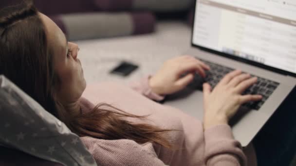 Business woman browsing internet on computer screen at home — Stock Video