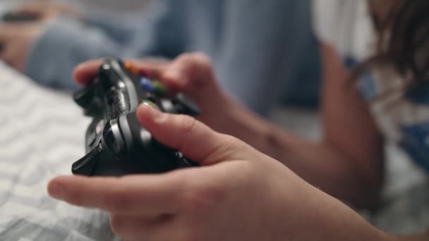 Meisje hand bedrijf spel joystick. Gamer pers knoppen op gamepad — Stockvideo