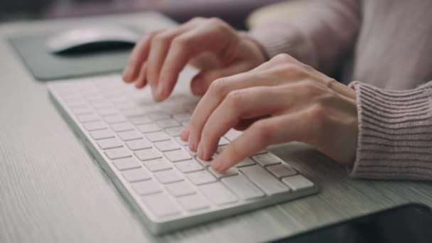 Manos femeninas escribiendo en el teclado moderno. Trabajador independiente tecleo teclado — Vídeos de Stock
