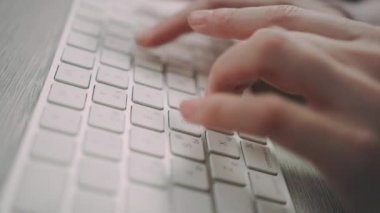 Klavyede yazarak eller. Eller klavye tuşları yazarak yakın çekim