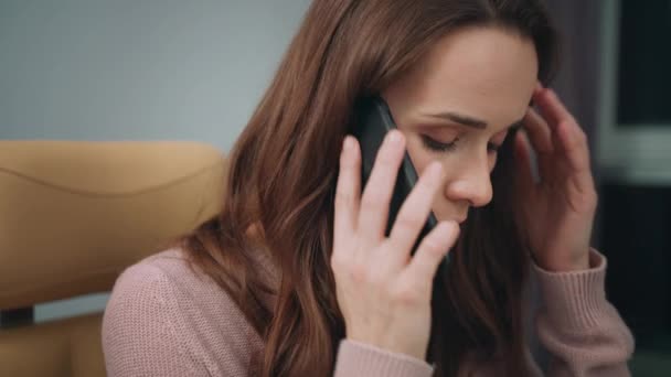 Üzletasszony beszél mozgatható telefon. Üzleti anya beszélő telefon közelről — Stock videók