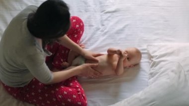 Bebek bebek için fiziksel egzersizleri yapıyor anne. Mutlu anne ve erkek bebek