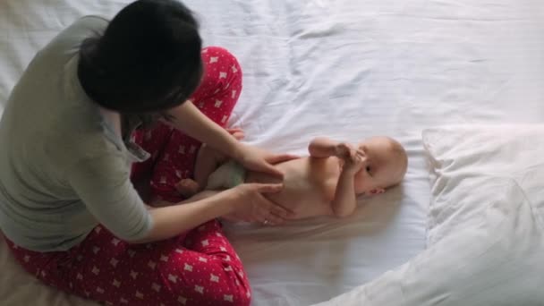 Matka robi ćwiczenia fizyczne dla niemowląt baby. Szczęśliwą matką i chłopca — Wideo stockowe