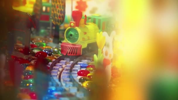 Мініатюрна модель парового поїзда на залізницях у вітрині іграшкового магазину — стокове відео