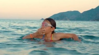 Dalış maske kız. Yüzme ve yaz tatillerinde dalış bebek kız