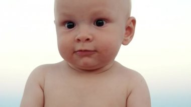 Mutlu bebek yüz. Bebek gülümseyen portre. Gülen çocuk portresi. Erkek bebek bebek