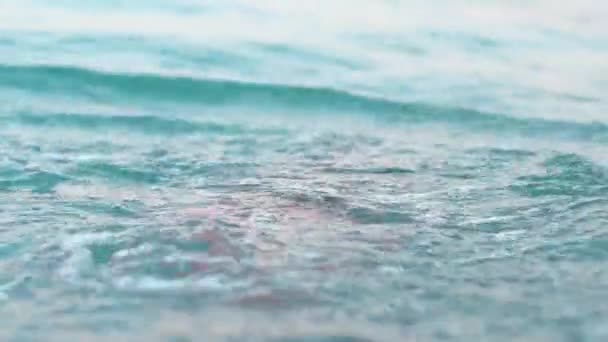 Niño nadando y sumergiéndose en el agua del mar durante las vacaciones de verano — Vídeos de Stock