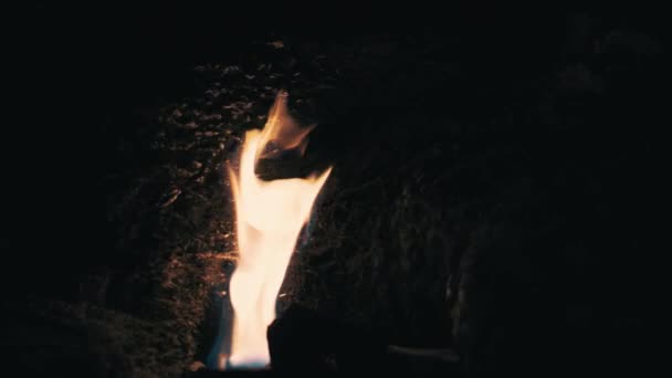 Уникальное природное явление. Горящий газ на горе Химера в Турции — стоковое видео