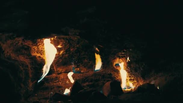 Chimera dağ tepe üzerinde yanan doğal gaz metan. Chimera yangın — Stok video