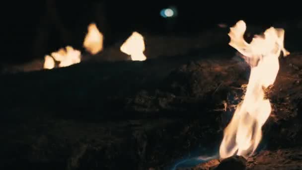 トルコのマウント キメラの暗い洞窟でのメタンの燃焼。自然現象 — ストック動画