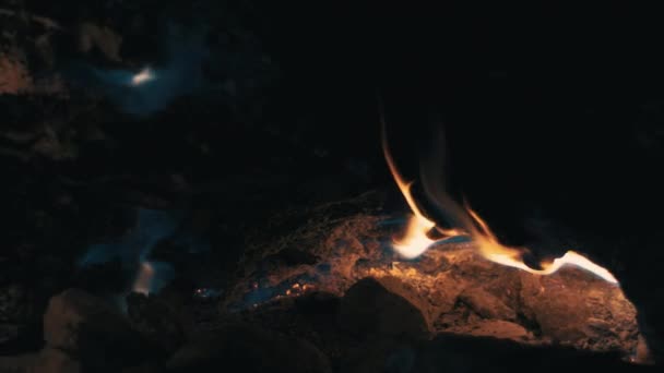 キメラ自然光の明るい暗い洞窟で火をつけます。自然なメタンガス — ストック動画