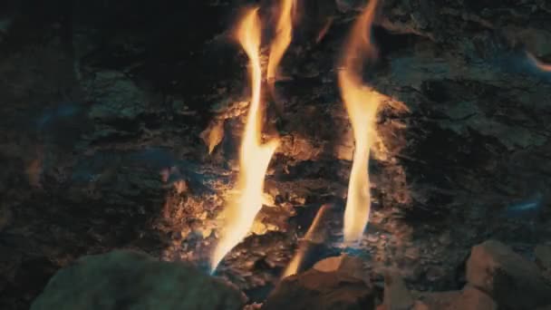 Gáz metán meggyújtására a barlangban a levegő letétbe. Turisztikai koncepció — Stock videók